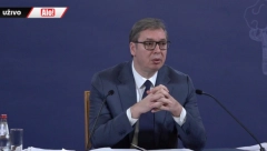VUČIĆ O POVREĐENOM POLICAJCU "On je danas heroj, jer ga je pogodilo nekoliko komadića stakla" (FOTO)