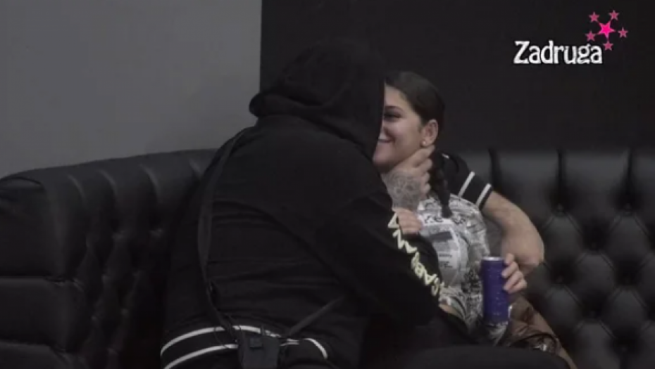 BEZ BLAMA! Filip Car usred emisije zavukao Milici ruku pod majicu SKANDALOZNO (VIDEO)