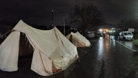 SRBI DIGLI ŠATOR U RUDARU Naši ljudi provode noć na barikadi, čekaju informacije o uhapšenom Dejanu