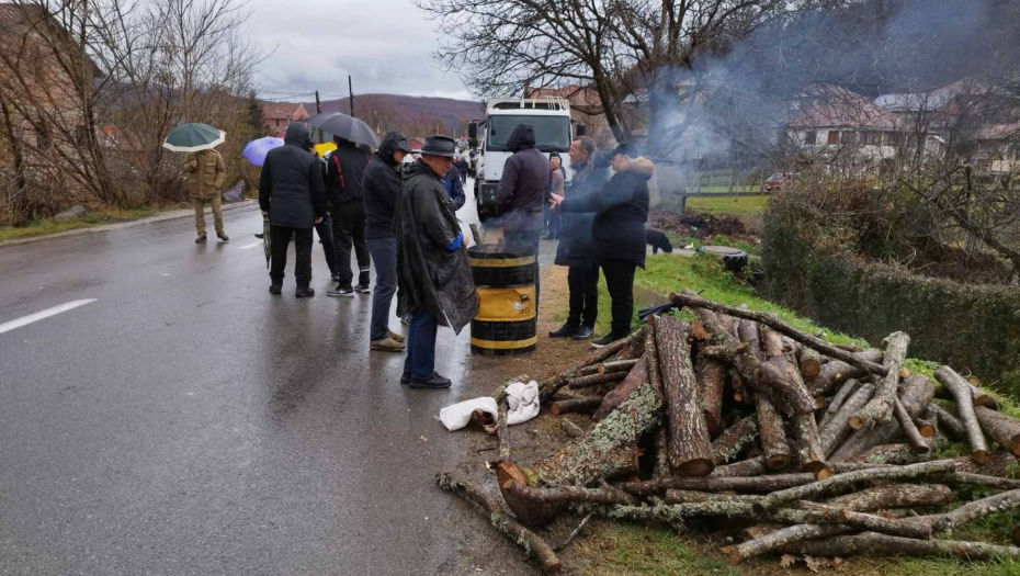 NA BARIKADI KOD SOČANICA MIRNO Sve više okupljenih ljudi
