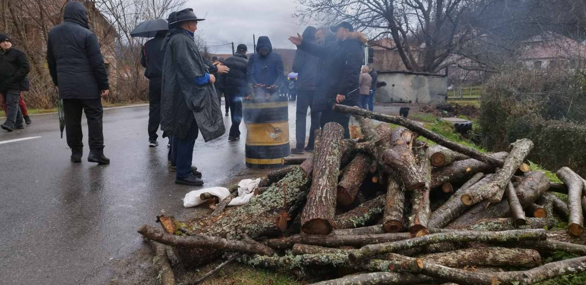 SRBI 19. DAN NA BARIKADAMA Vučić i Mojsilović obišli jedinice Vojske kod Raške, blokiran i prelaz Merdare