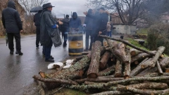 PRKOSE ZIMI U SVOJOJ BORBI PROTIV TERORA PRIŠTINE! Srbi i dalje na barikadi u selu Rudare (FOTO)