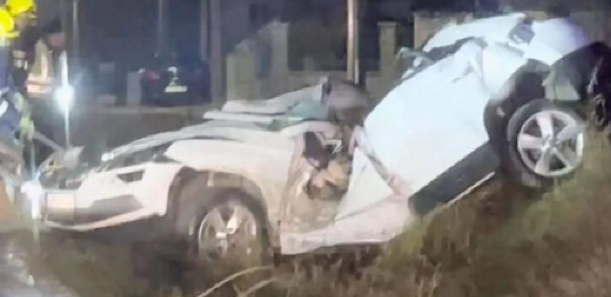 CRNA NEDELJA Dvoje mrtvih u Trnavi kod Jagodine: Automobil prepolovljen posle udarca u banderu (FOTO)