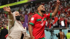 NAJLEPŠA SCENA NA MUNDIJALU Majka heroja Maroka izašla na teren i potrčala da zagrli sina (VIDEO)