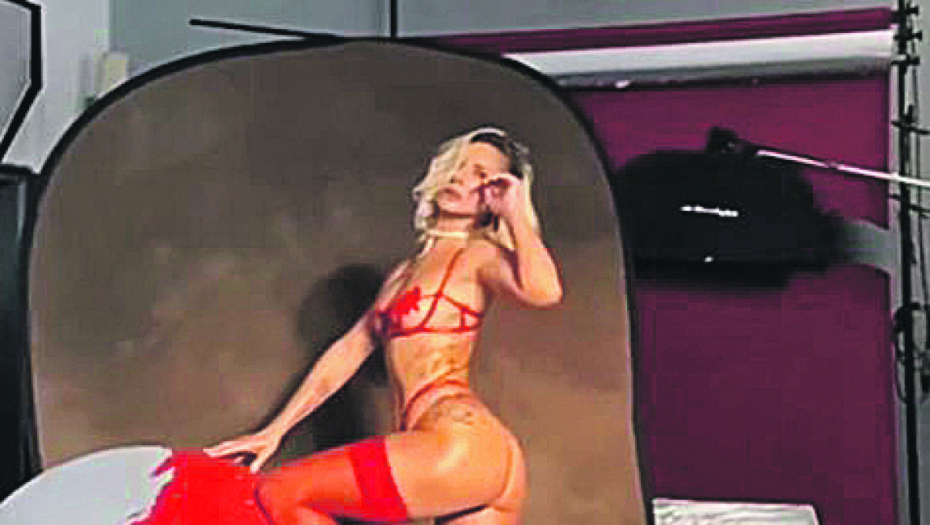 MILICA DABOVIĆ PONOVO ŠOKIRALA KUĆNIM SNIMKOM Tek da vidite šta se nalazi na zidu, komentari ne prestaju da se nižu (FOTO)