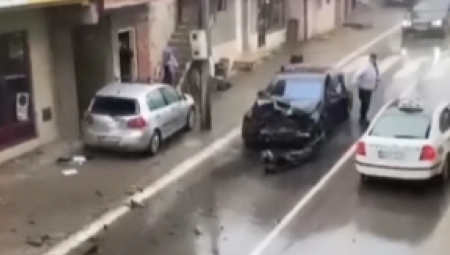 POGLEDAJTE SNIMKE NESREĆA IZ RAZLIČITIH KRAJEVA SRBIJE U Zrenjaninu petostruki lančani sudar, Pazarac se autom zakucao u zgradu (VIDEO)