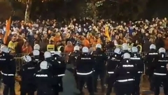 (UŽIVO) HAOS ISPRED SKUPŠTINE: Napad pod fantomkama - pristalice DPS odbijaju da se raziđu (VIDEO/FOTO)