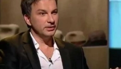 "ŽENA ME JE PRETUKLA PRED SINOVIMA" Pevač nakon BRUTALNOG NASILJA odjednom NESTAO, prvi put vidimo kako sada izgleda! (FOTO)