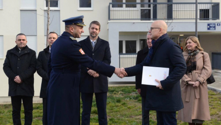 Vučević uručio ključeve novoizgrađenih stanova pripadnicima snaga bezbednosti u Kragujevcu