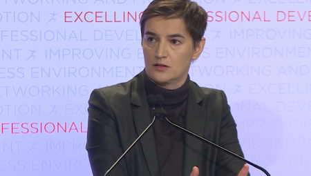 BRNABIĆ NOVOJ S Vi se bavite politikom odavno, samoinicijativno se gasite pa delite letke opoziciji da vas podrži! (VIDEO)