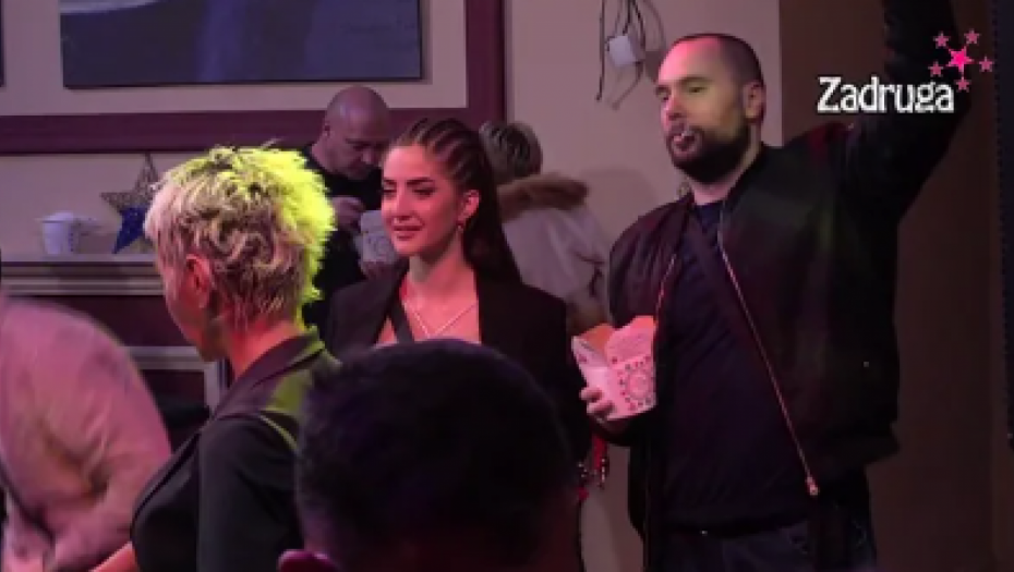 LEPOTICA I ZVER OSVAJAJU REGION Istorija upoznavanja, šaputanja i nežnih dodira Anđele i Zvezdana, više ne kriju emocije