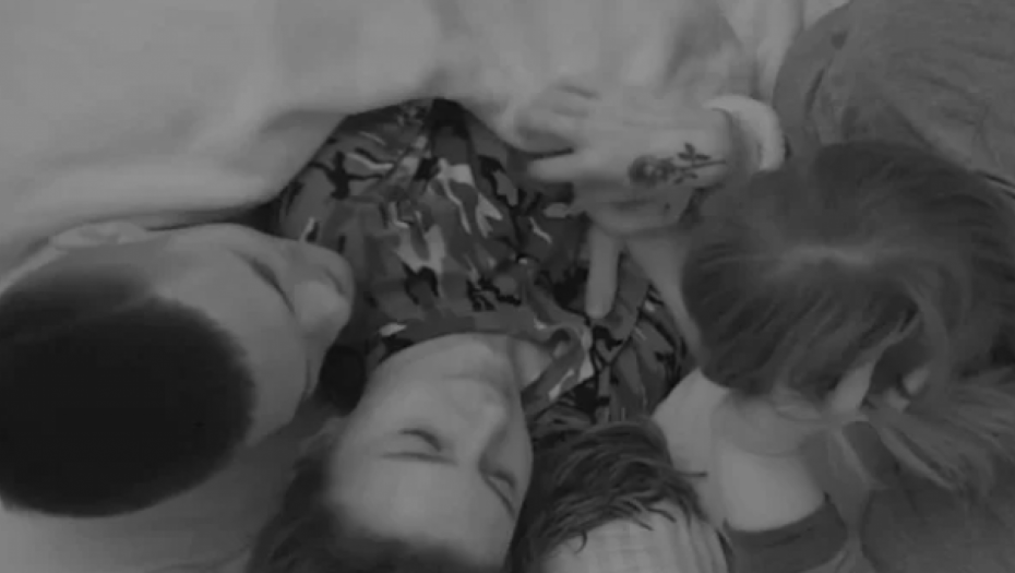 RAZVRAT I GRUPNJAK U ZADRUZI: Četvorka u krevetu ZGROZILA GLEDAOCE, scene su ŠOKANTNE! (FOTO)
