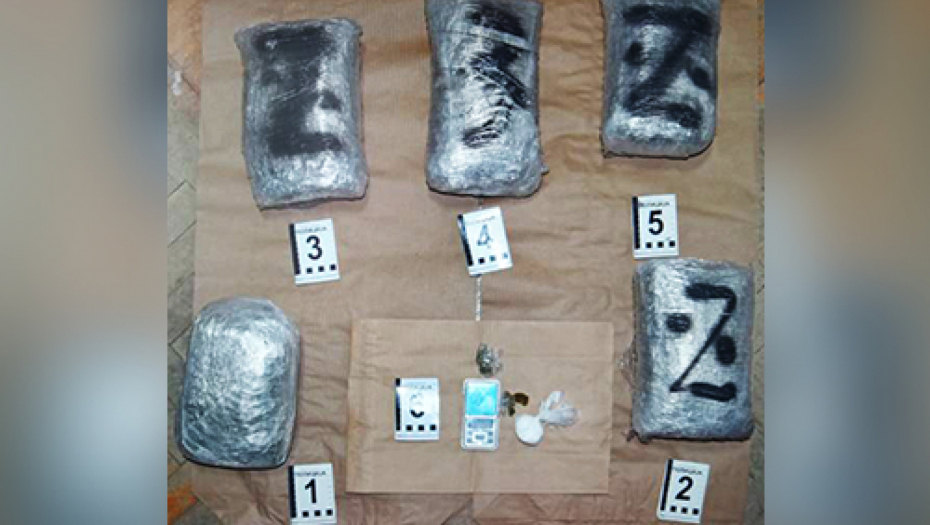 UHAPŠEN DILER U LESKOVCU Policija mu ušla u stan, on skočio kroz prozor s torbom punom droge!