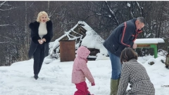 MINISTARKA DARIJA KISIĆ POSETILA SEDMOČLANU PORODICU Uživala u grudvanju sa decom