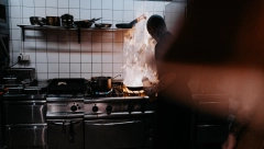 POJAVIO SE TRIK KOJI JE ZALUDEO SVET: Nikad i nipošto ne pecite meso na ovaj način, opasno je po zdravlje i može da izazove požar