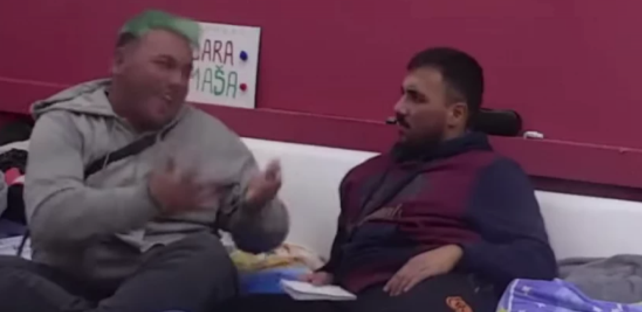 URLAO NA SAV GLAS, PA DOZIVAO MAJKU Novi haos u Beloj kući, Neca i Peca se brutalno potukli (VIDEO)