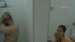 ZVEZDAN KAO OD MAJKE ROĐEN NA METAR OD ANĐELE Slavnić se kupa dok se Đuričićeva sređuje (VIDEO 18+)