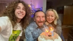 ONA POSLALA EMOTIVNU PORUKU Željko Bebek sa suprugom i sinom oduvao svećice (FOTO)