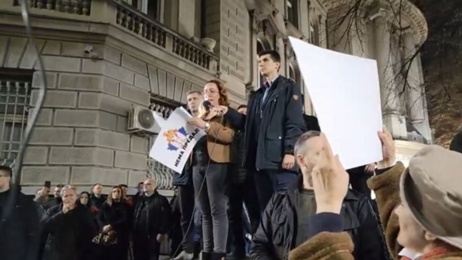 BILO BI SMEŠNO, DA NIJE TUŽNO! Okupili se ispred Predsedništva pa protestuju protiv samih sebe! (FOTO)