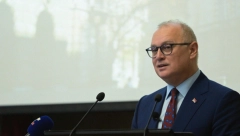 Vesić: “Gospodine Jeremiću, nije moguće da se ne sećate te bruke? Prst na čelo i razmislite malo”