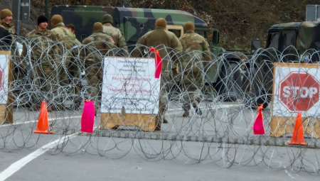 KFOR RASPOREĐEN NA JARINJU, POSTAVLJENA BODLJIKAVA ŽICA Džipovi i kamioni stigli iz baze Noting Hil (FOTO)