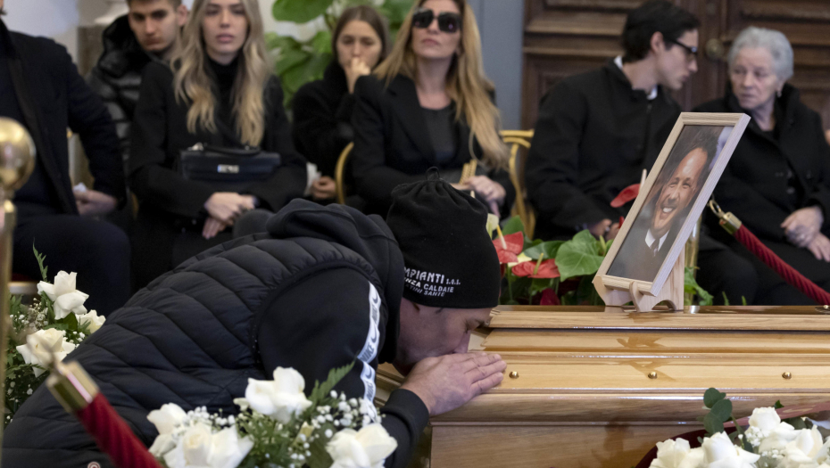 RIM U SUZAMA ZBOG MIHE Hiljade ljudi čeka da se oprosti od Mihajlovića u glavnom gradu Italije (FOTO)