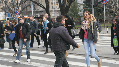 PRELAZILA ULICU SA DETETOM, A ONDA-ŠOK! Novosađanka nije mogla da veruje šta joj se dogodilo (FOTO)