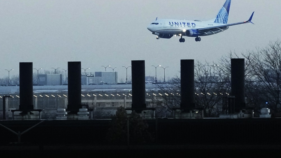 PREŽIVEO NEMOGUĆE! Sakrio se među točkove aviona i tu ostao tokom celog leta