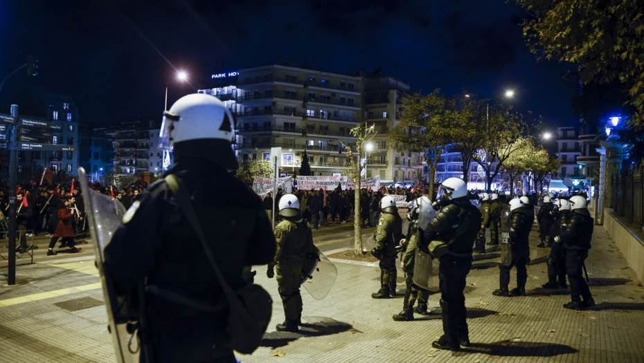 ISPRED BANKE POSTAVLJENA BOMBA! Stravična eksplozija u centru Atine