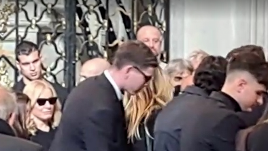 DA SRCE PREPUKNE Mihina unuka došla da isprati dedu na večni počinak (VIDEO)