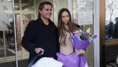 MIMI I NENAD IZAŠLI S BEBOM IZ PORODILIŠTA Ponosni roditelji blistaju od sreće, pao i poljubac! (FOTO)