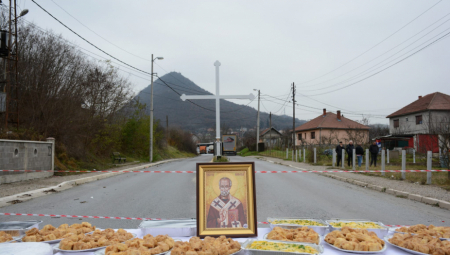 ZBOG KURTIJEVOG TERORA SRBI SU OBELEŽILI SVETOG NIKOLU U RUDARU Nikoljdan kod časnog krsta na barikadama!