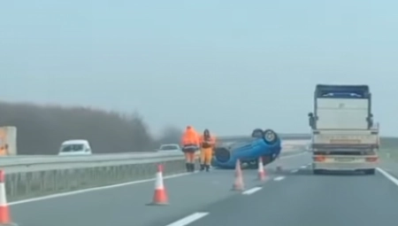 AUTOMOBIL SLETEO SA PUTA I PREVRNUO SE Nezgoda na auto-putu kod Šimanovaca (FOTO)