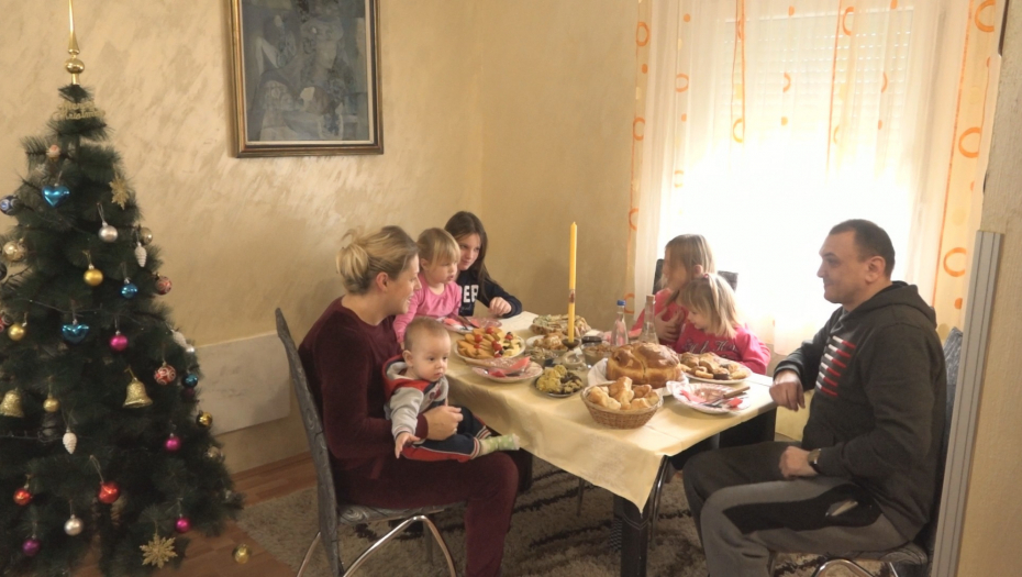 OVAKO SE SRPSKI OBIČAJI POŠTUJU : Кolač, sveća i porodica na okupu
