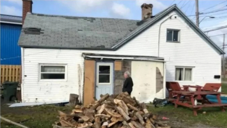 ČAK 10 HILJADA EVRA POKLONIO SIROMAŠNOJ BAKI Komšinica nije htela milostinju, pa joj je popravio krov bez njenog znanja