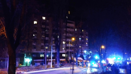 PRVI SNIMAK POŽARA U ŽELEZNIKU Dvoje teže povređenih, policija i Hitna na licu mesta (FOTO/VIDEO)