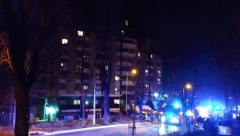 PRVI SNIMAK POŽARA U ŽELEZNIKU Dvoje teže povređenih, policija i Hitna na licu mesta (FOTO/VIDEO)
