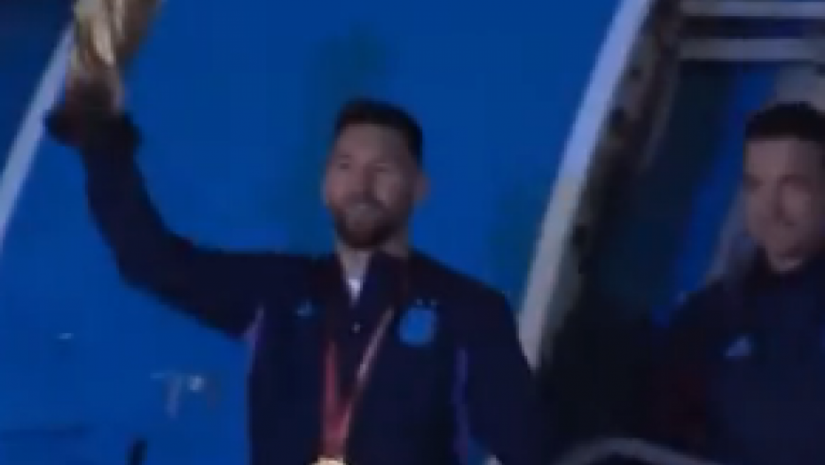 STIGLI ŠAMPIONI SVETA Mesi izneo pehar, nastala je LUDNICA (VIDEO)