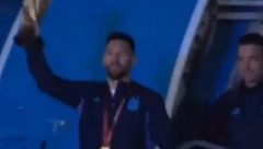 STIGLI ŠAMPIONI SVETA Mesi izneo pehar, nastala je LUDNICA (VIDEO)