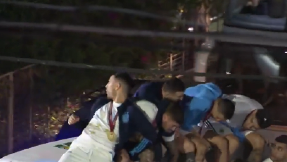 NA KORAK OD TRAGEDIJE Slavlje moglo da se pretvori u katastrofu: Saigrač spasao Mesija u poslednjem trenutku (VIDEO)