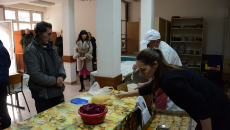 UVEK UZ NAROD I ZA NAROD  Pripadnici Policijske brigade sproveli akciju prikupljanja pomoći za potrebe Narodne kuhinje na Kosovu i Metohiji