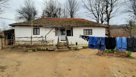 KANCELARIJA ZA KiM: Desetočlana porodica Maksimović iz zaseoka Ručevica dobija novu kuću