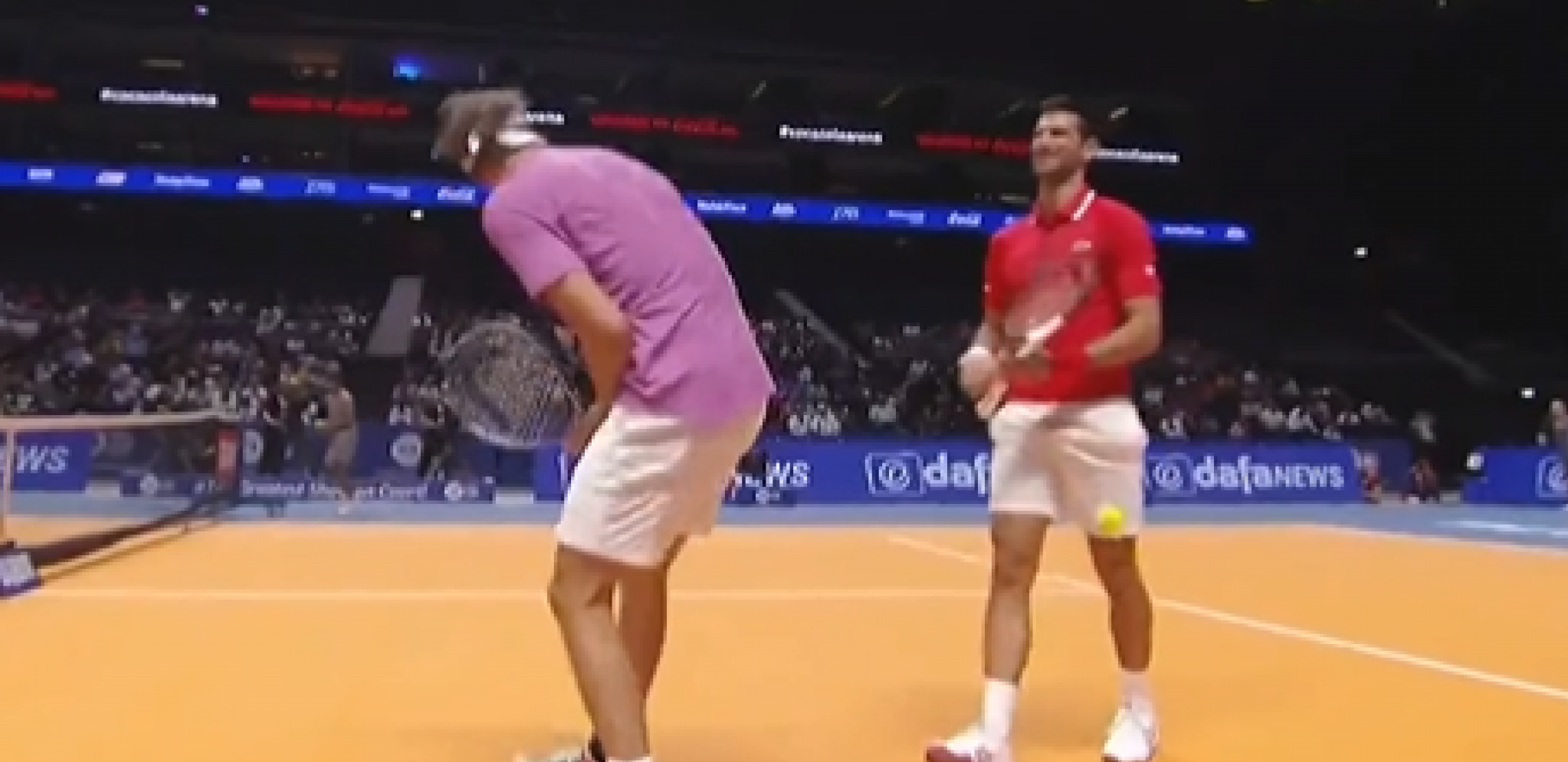 HIT SCENA SA NOLETOVOG MEČA Zverev pogodio Đokovića lopticom, a onda mu prišao i namestio zadnjicu, navijači umirali od smeha (VIDEO)