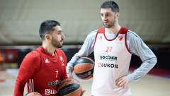 "DELIJE" NA NOGAMA Kampaco otputovao sa ekipom, ali...