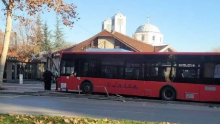 ŽENA IZ ZEMUNA POSTALA HIT NA INTERNETU Čekanje autobusa ume da se oduži, a ova gospođa kao u kafiću