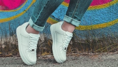 NIKADA NE BISTE POGODILI Evo čemu služi dodatna rupica na patikama (VIDEO)