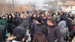 NA BARIKADAMA ĆEMO PALITI I BADNJAK Srbi ne odustaju od namere da se izbore za osnovna prava koja Kurti hoće da im oduzme