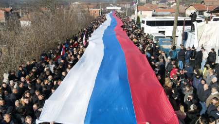 SRBI NA KiM NIKAD NEĆE PRISTATI NA PROGON! Narod na protestu razvio zastavu dugu 250 metara (FOTO)