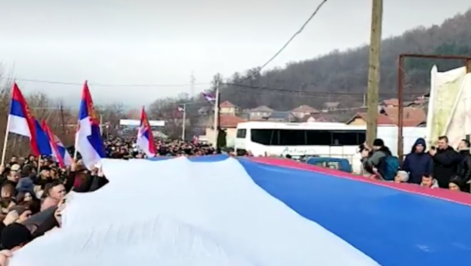 POGLEDAJTE SNIMKE SA VELIKOG PROTESTA NA KiM Miran i dostojanstven skup sa istorijskim porukama (VIDEO)