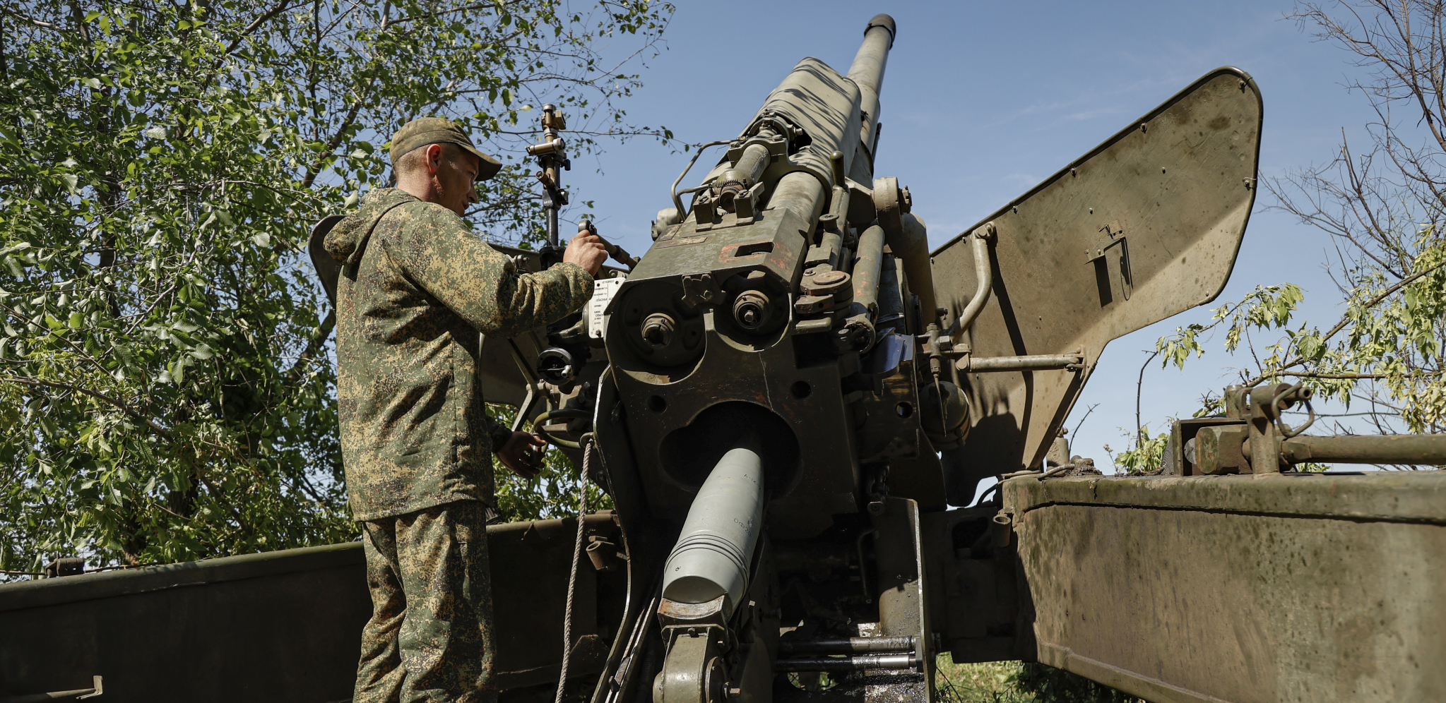 MALO PRESLATKO STVORENJE SA UMILJATIM OKICAMA Ovakvu scenu na frontu u Ukrajini niko ne očekuje (FOTO)